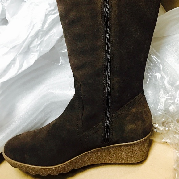 NWTAB LANDS'END BROWN SUEDE WEDGE BOOT. NEVER WORN - Picture 2 of 3