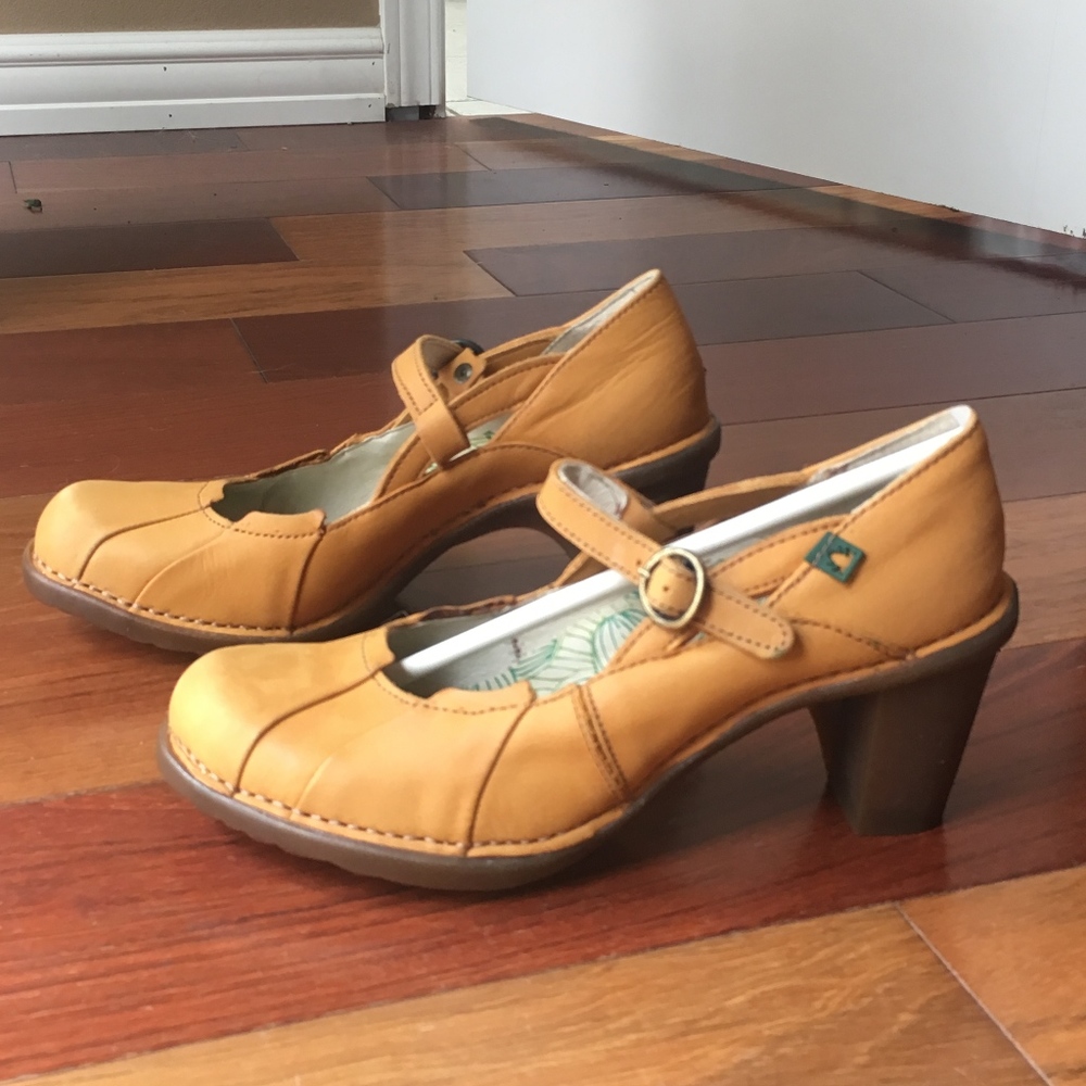 El Naturalista heeled shoes.. A rare find!!