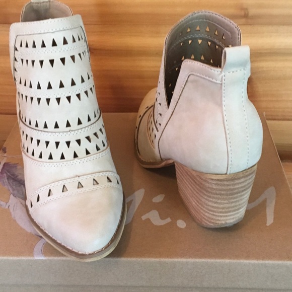 Sale Booties LASER CUT BOOTIES 9 & 10 left - Picture 4 of 8