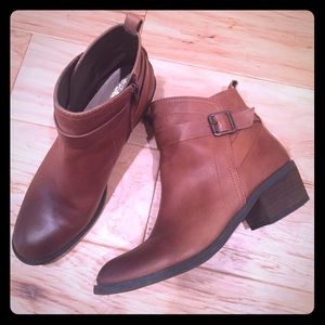 Vince Camuto Size 8 brown booties