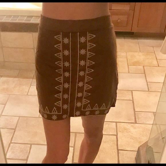 NWT vegan suede tan embroidered boho mini skirt - Picture 2 of 5