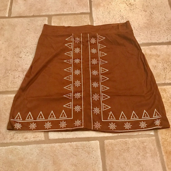NWT vegan suede tan embroidered boho mini skirt - Picture 3 of 5