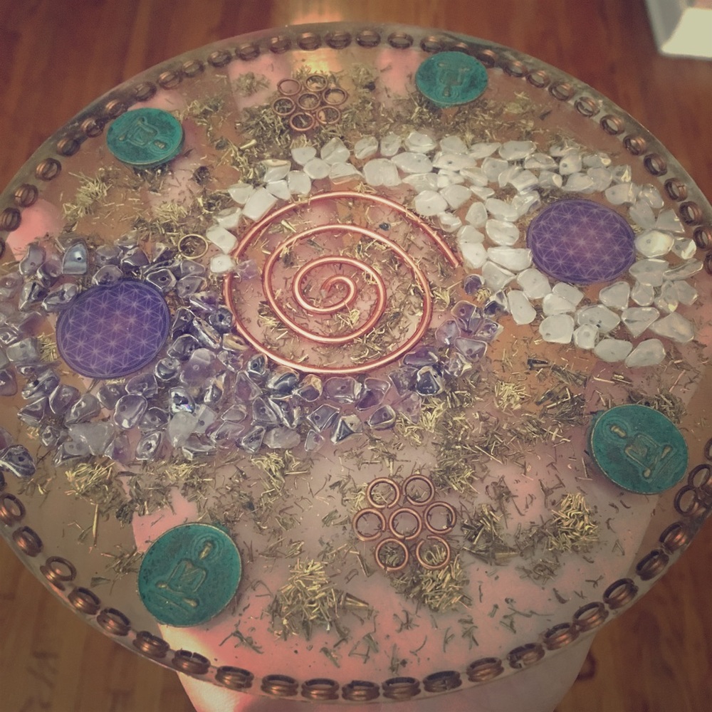 Selenite and orgone crystal charging plate