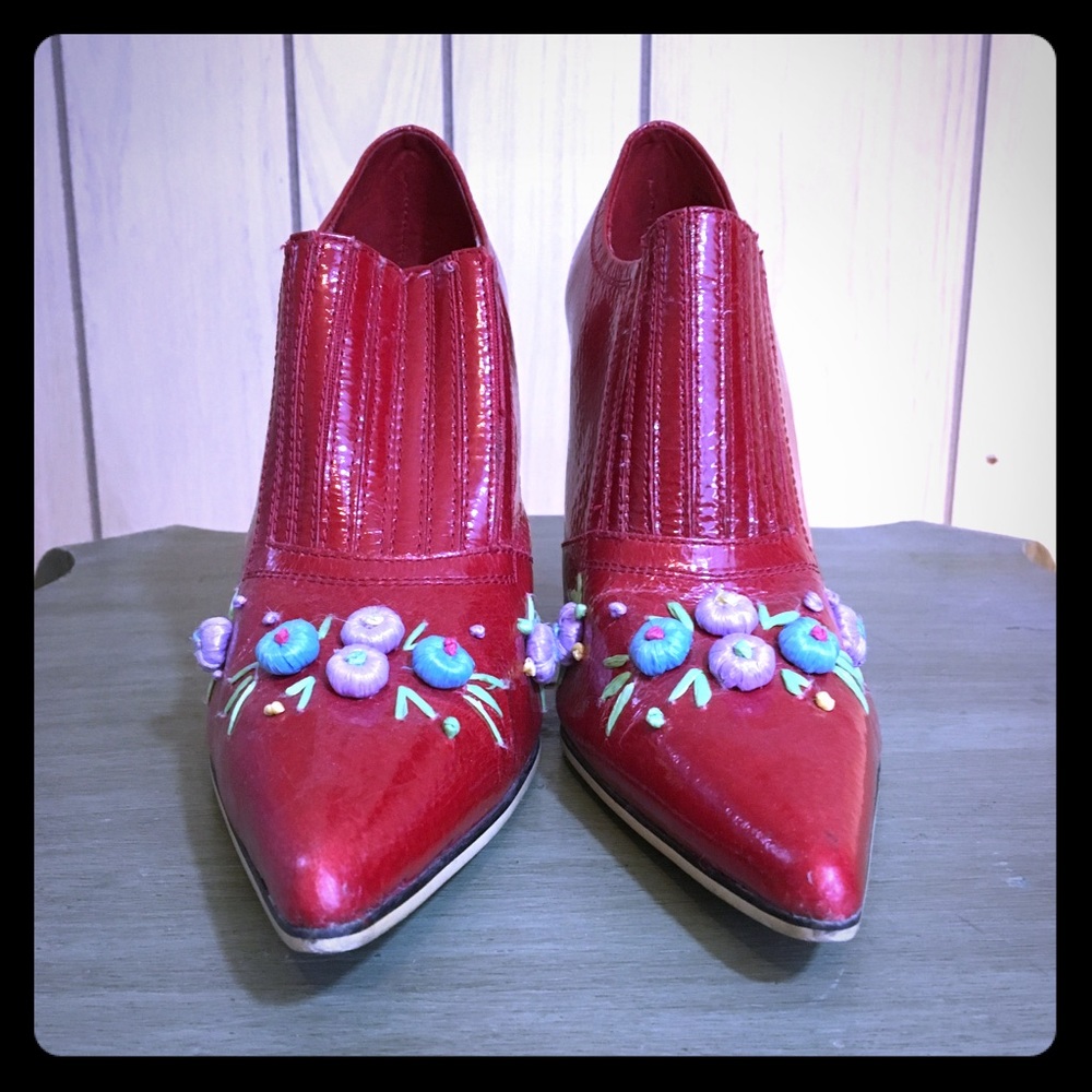 Unique red bootie with flowers, size 9 EUC