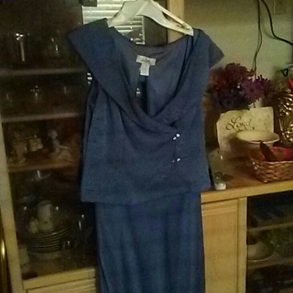 Formal Wear - Picture 2 of 4