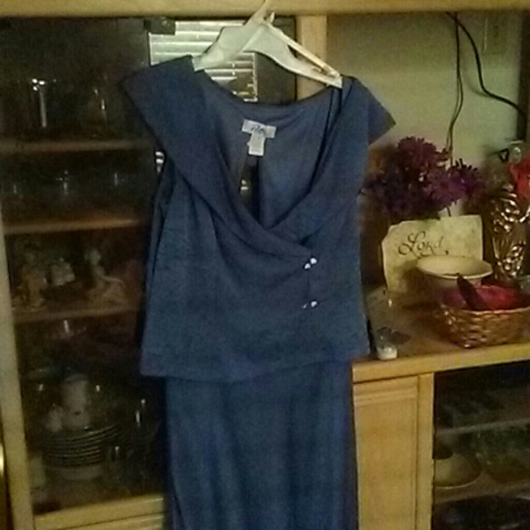 Formal Wear - Picture 3 of 4