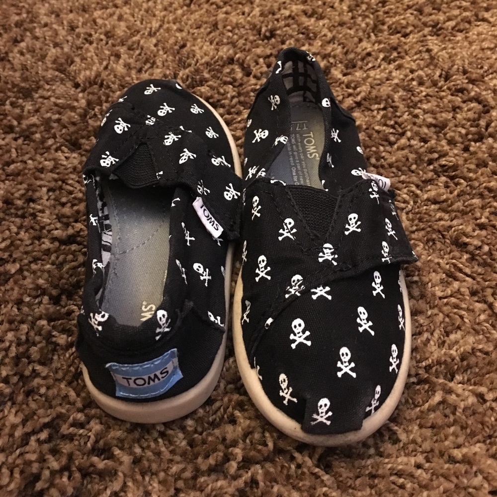 Skull & Cross Bones Black & White Tiny TOMS