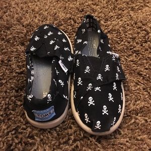Skull & Cross Bones Black & White Tiny TOMS