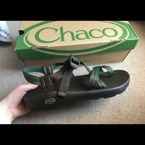 New In Box Men's Z2 Classic chacos.