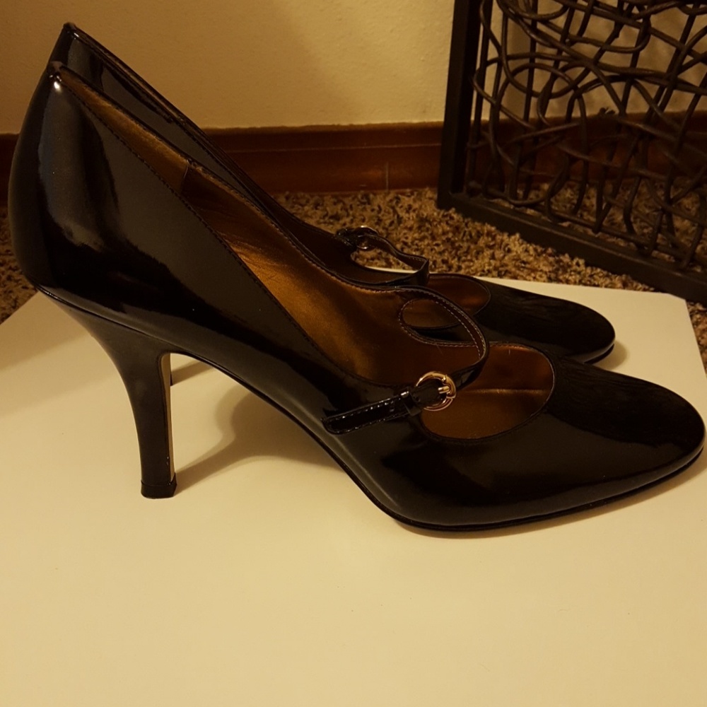 Anne Klein Leather pumps.