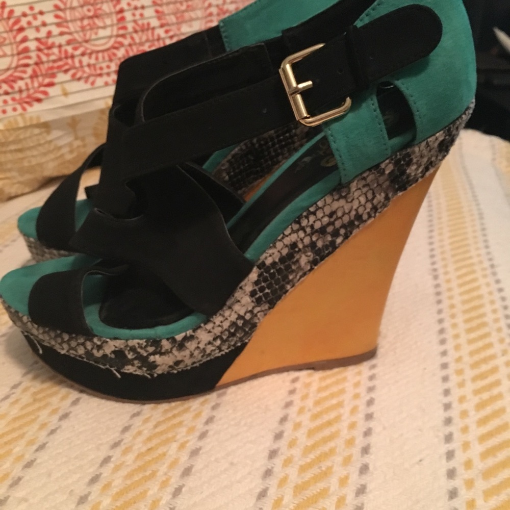 Daytrip by BKE Fall Wedges size 8.5