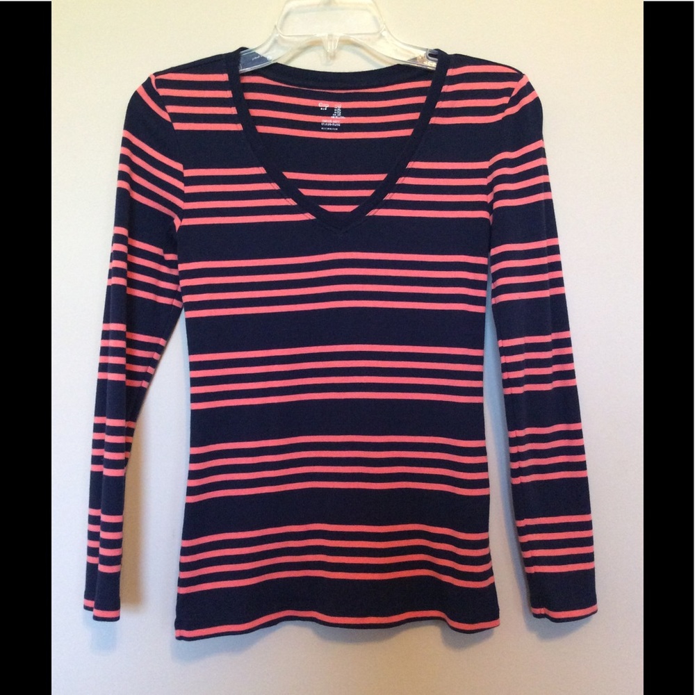 Gap V-Neck Tee XS