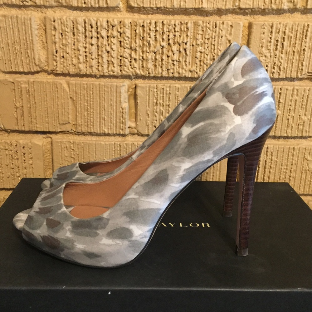 Ann Taylor grey open toe pumps