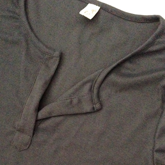 NWT Gray Long-Sleeved Layering Tee - Picture 3 of 4