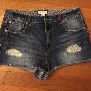 Mid-rise denim cuttoff shorts