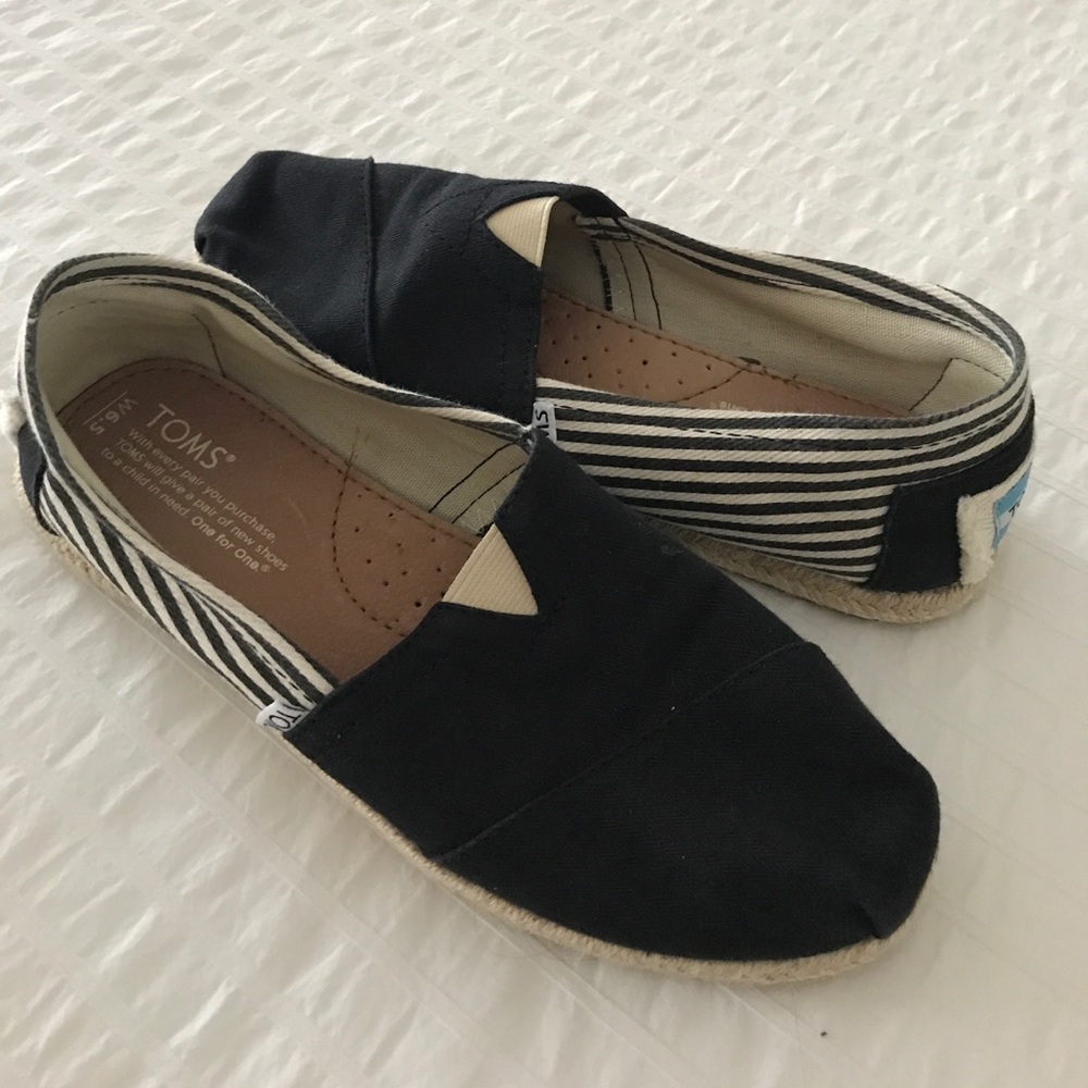 Black and beige toms