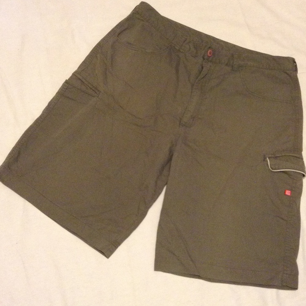 Olive Green cargo shorts💙