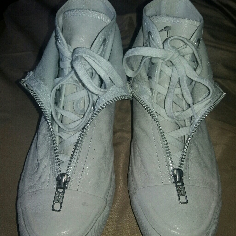 Worn 1x White leather Converse sneakers