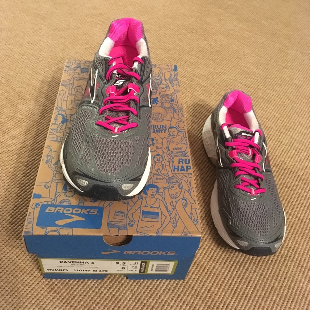 NWT Brooks Ravenna 5 sz 9.5