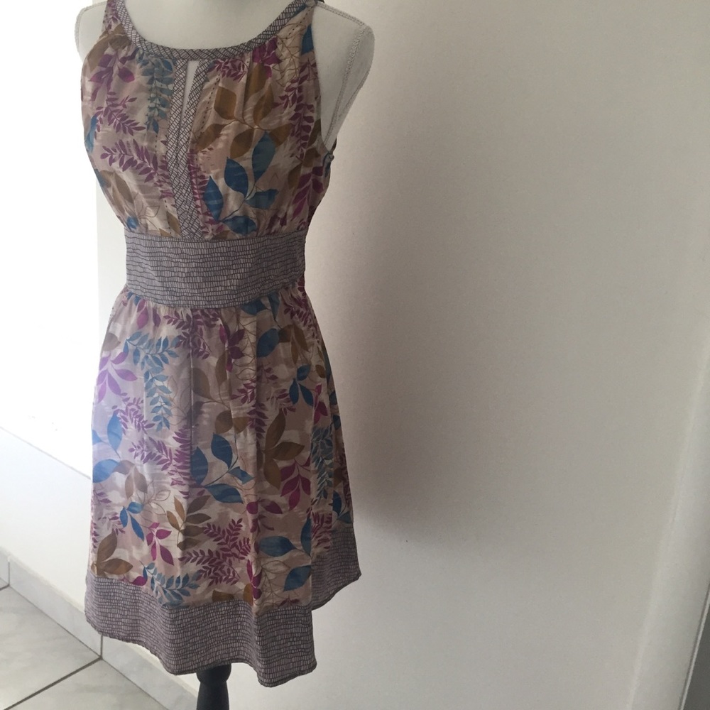 Knee length floral print dress with contrast waist
