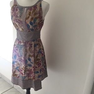 Knee length floral print dress with contrast waist