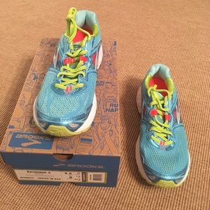 NWT Brooks Ravenna 5 sz 9.5