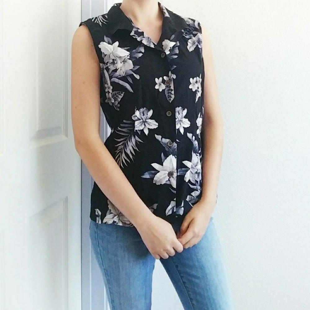 ❤️ 5/$25 Vintage Hawaiian Floral Black White Top