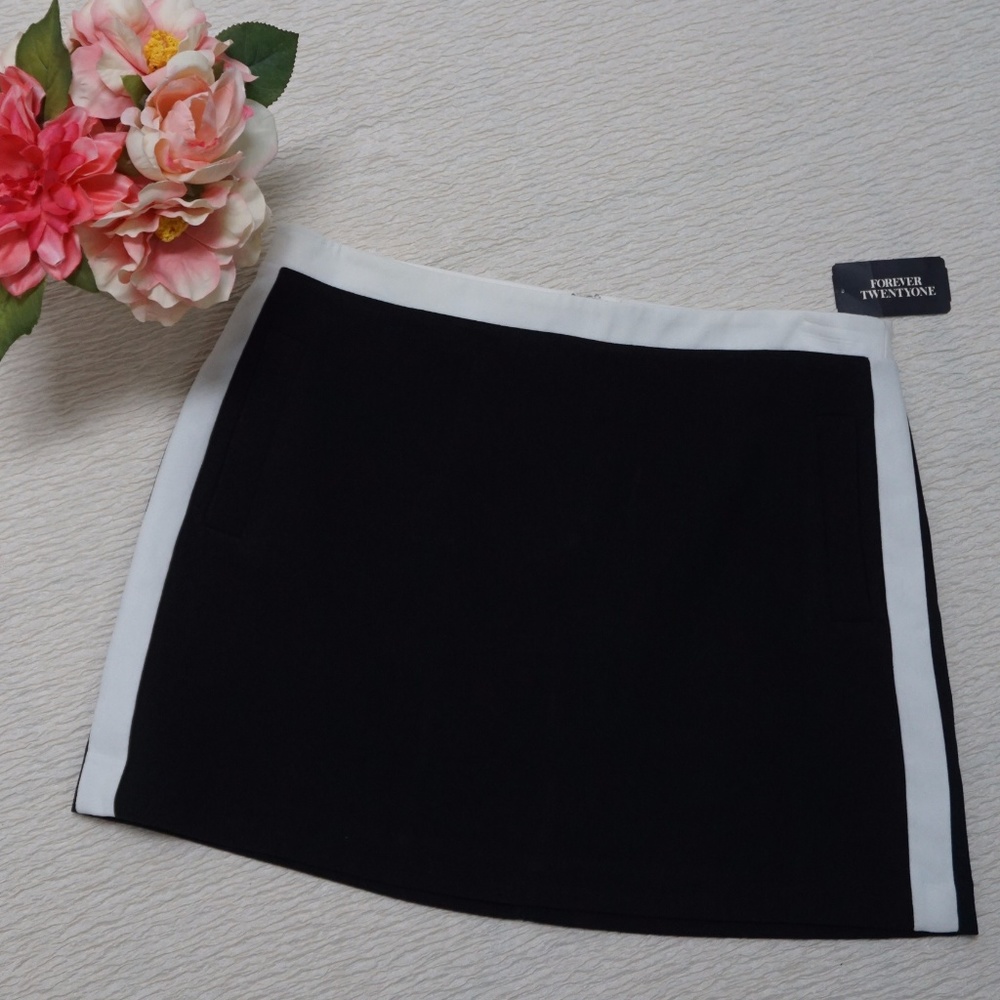 CLOSING CLOSET 🆘 F21 |Black White Skirt