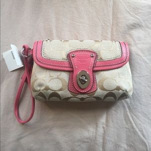 Clutch/wristlet
