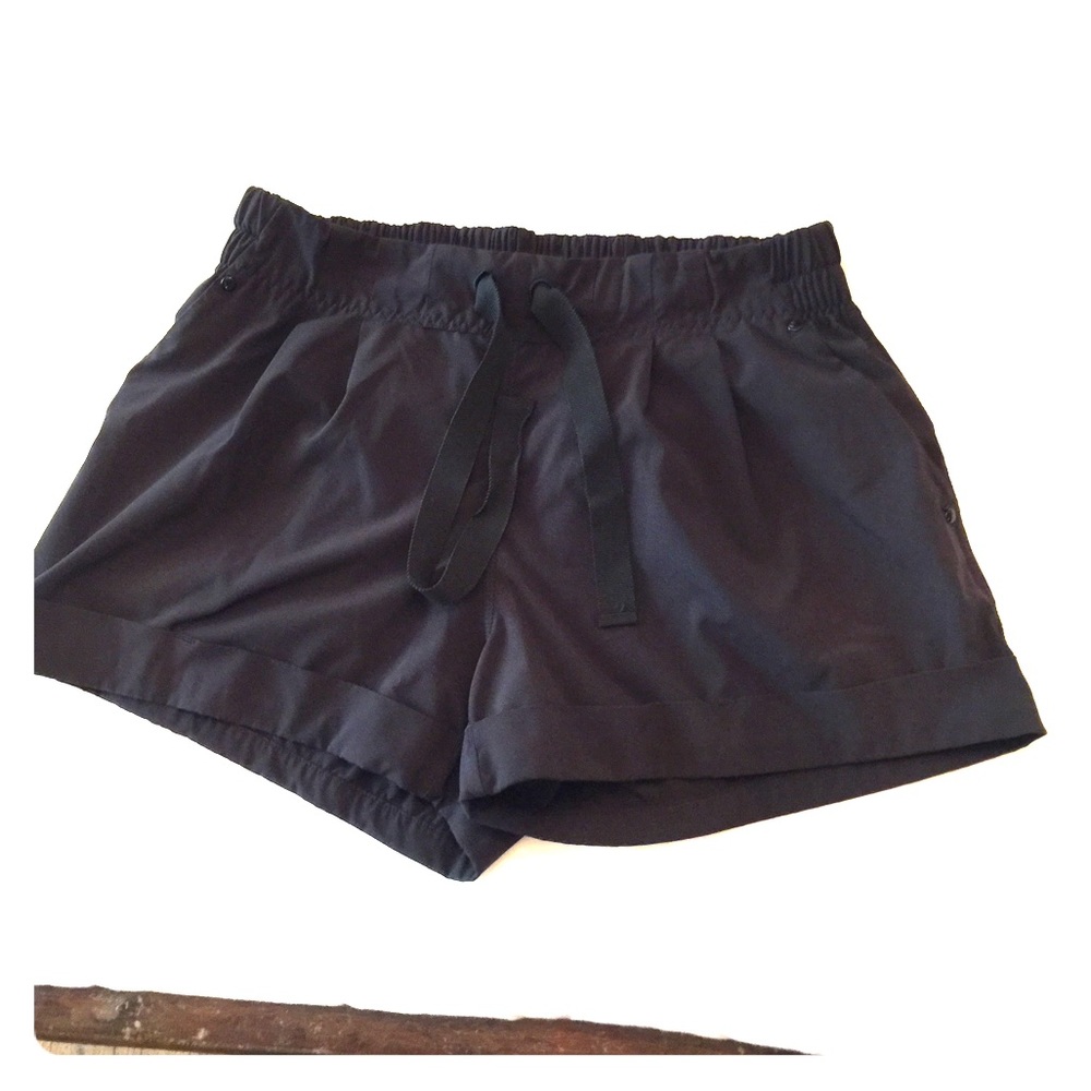 Spring break away short lululemon size 6.