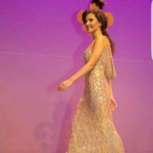 Gold, Iridescent sequined gown