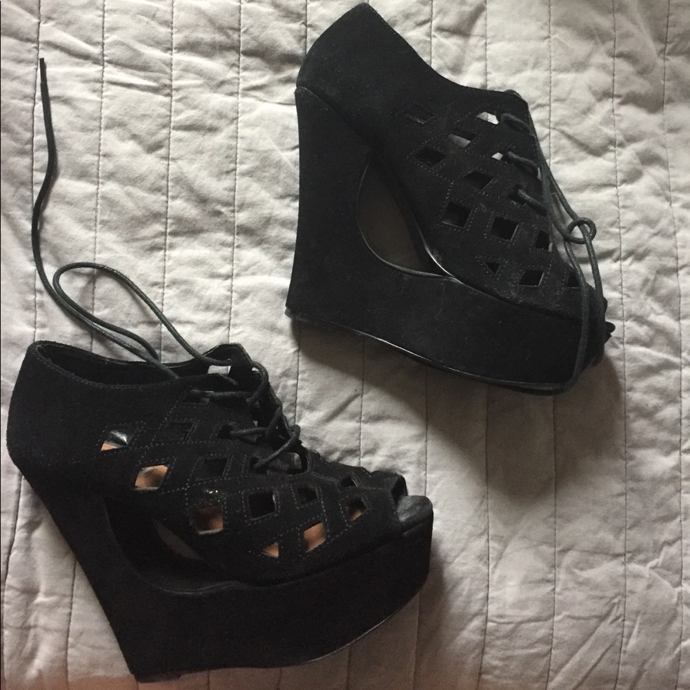 Steven Madden Cut-out Pumps