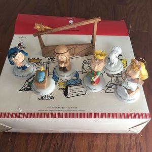 Snoopy/Peanuts nativity scene