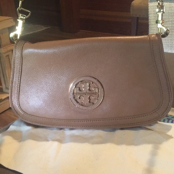 Tory Burch Handbags - Tory Burch Amanda clutch