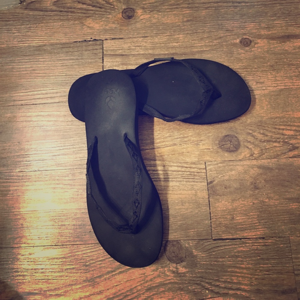 REEF black flip flops