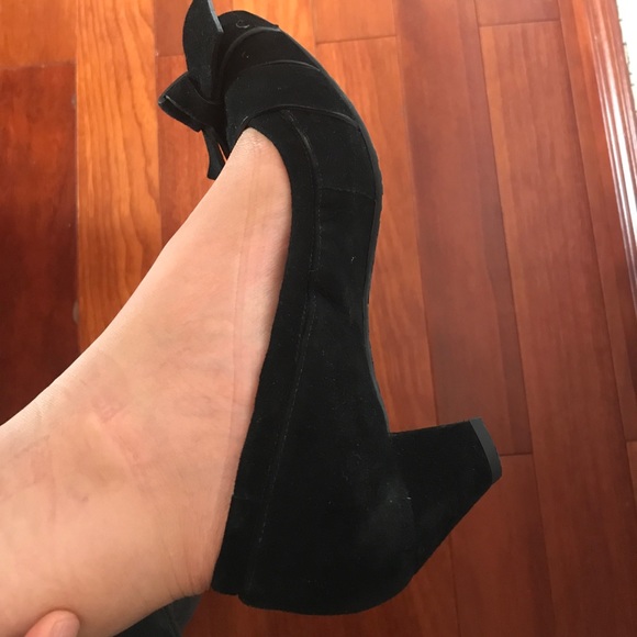 BCBG Suede heels with bow on top - Picture 2 of 4