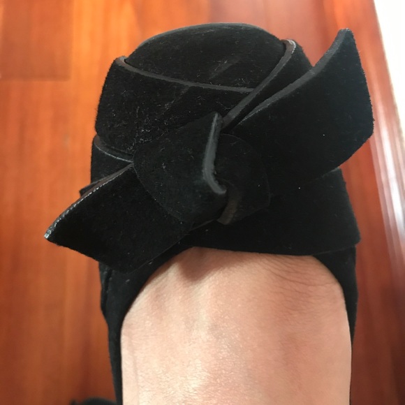 BCBG Suede heels with bow on top - Picture 3 of 4