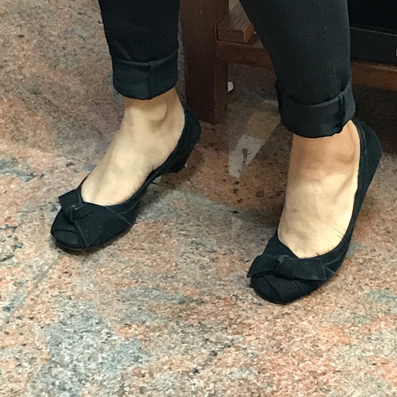 BCBG Suede heels with bow on top - Picture 4 of 4