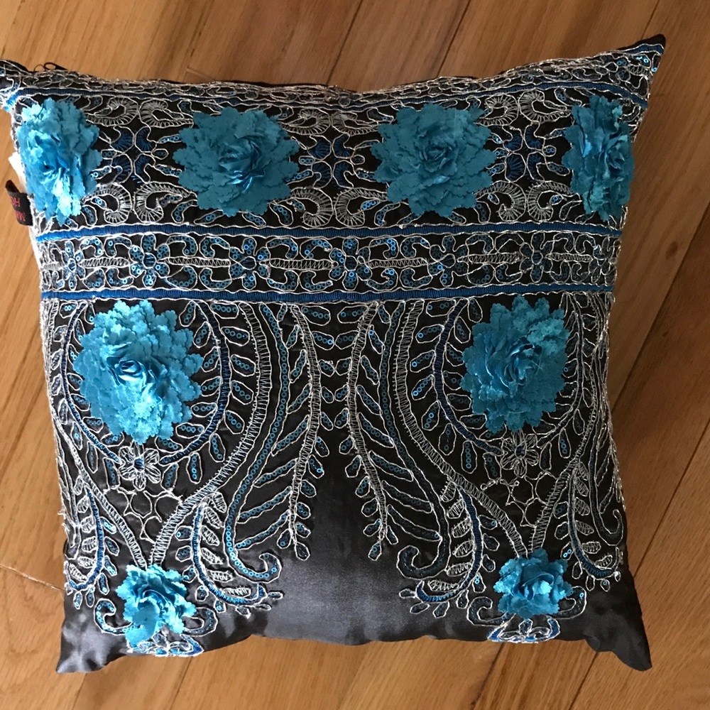 Beautiful throw pillows 4):nwot