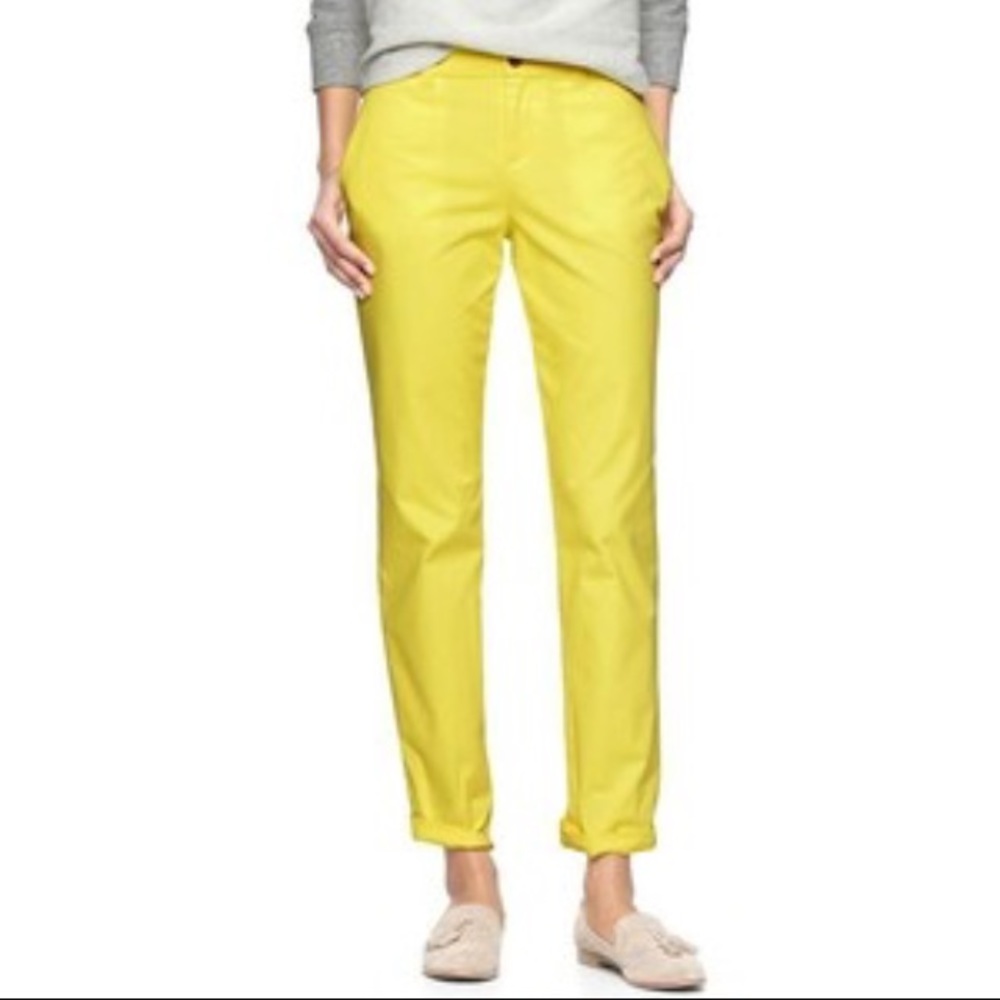 GAP Yellow Broken in straight khakis 6 LOWEST