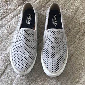 Women's Seaside Perforated Sneaker/ 6.5 Women's