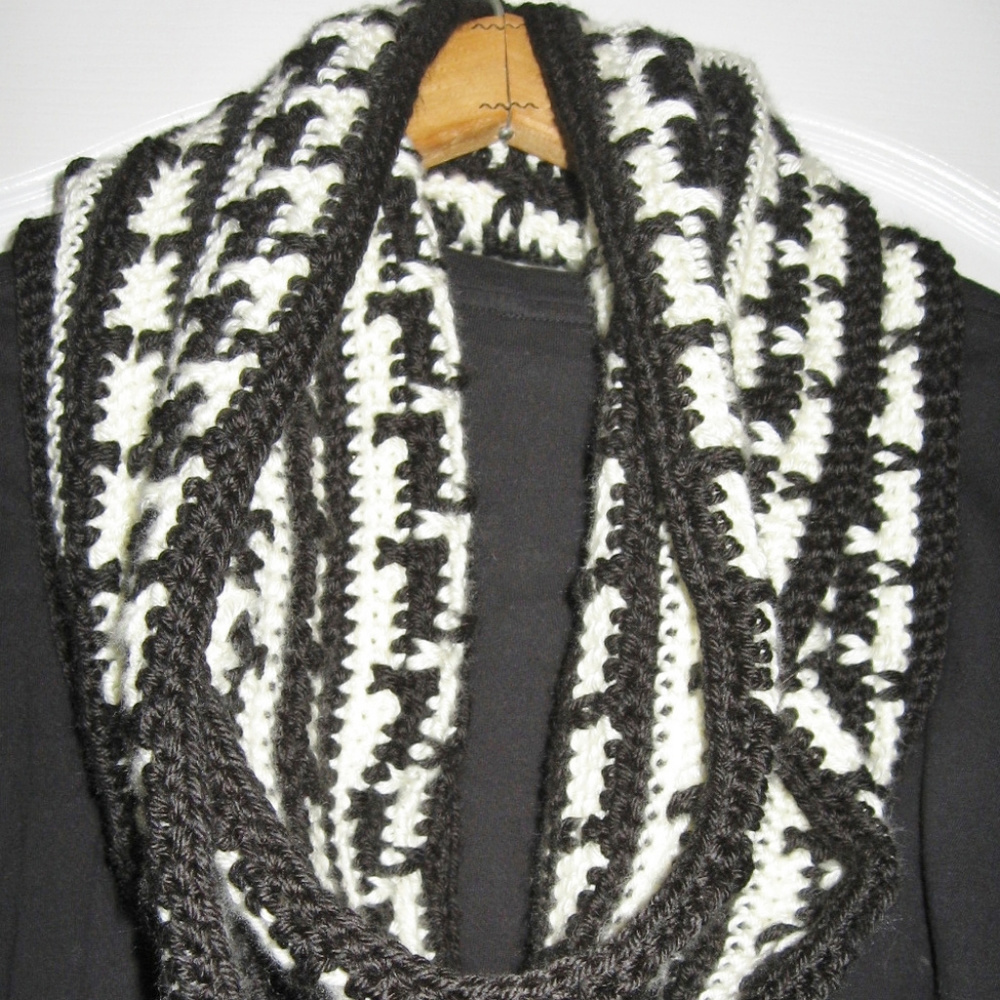 Handmade Black&Off-White Crochet Houndstooth scarf