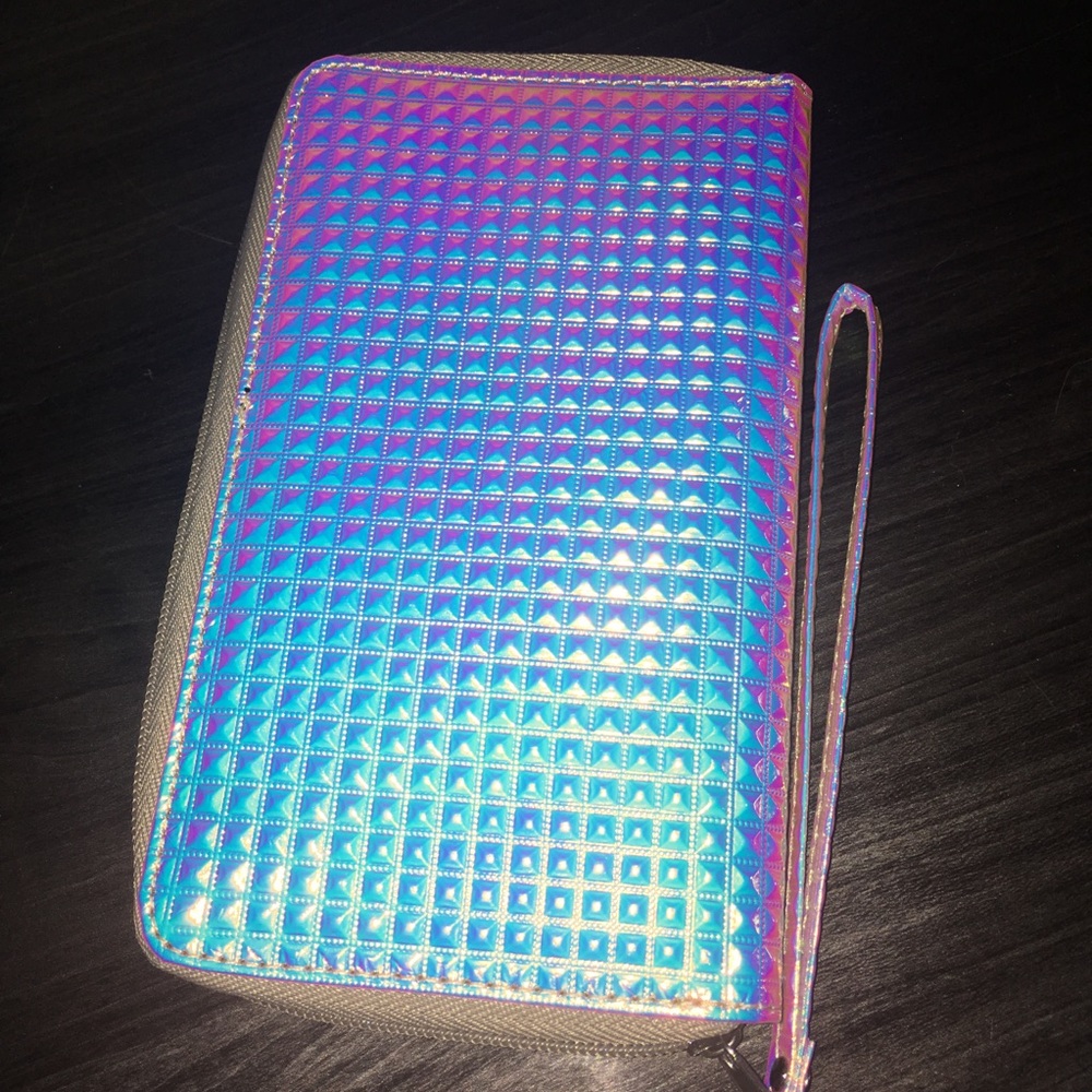 ‼️MAKE ME AN OFFER‼️Iridescent zip around wallet
