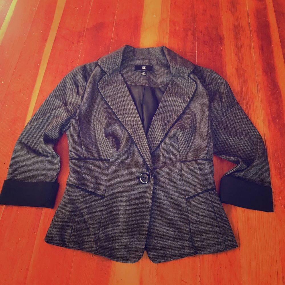 Fitted quarter sleeve blazer