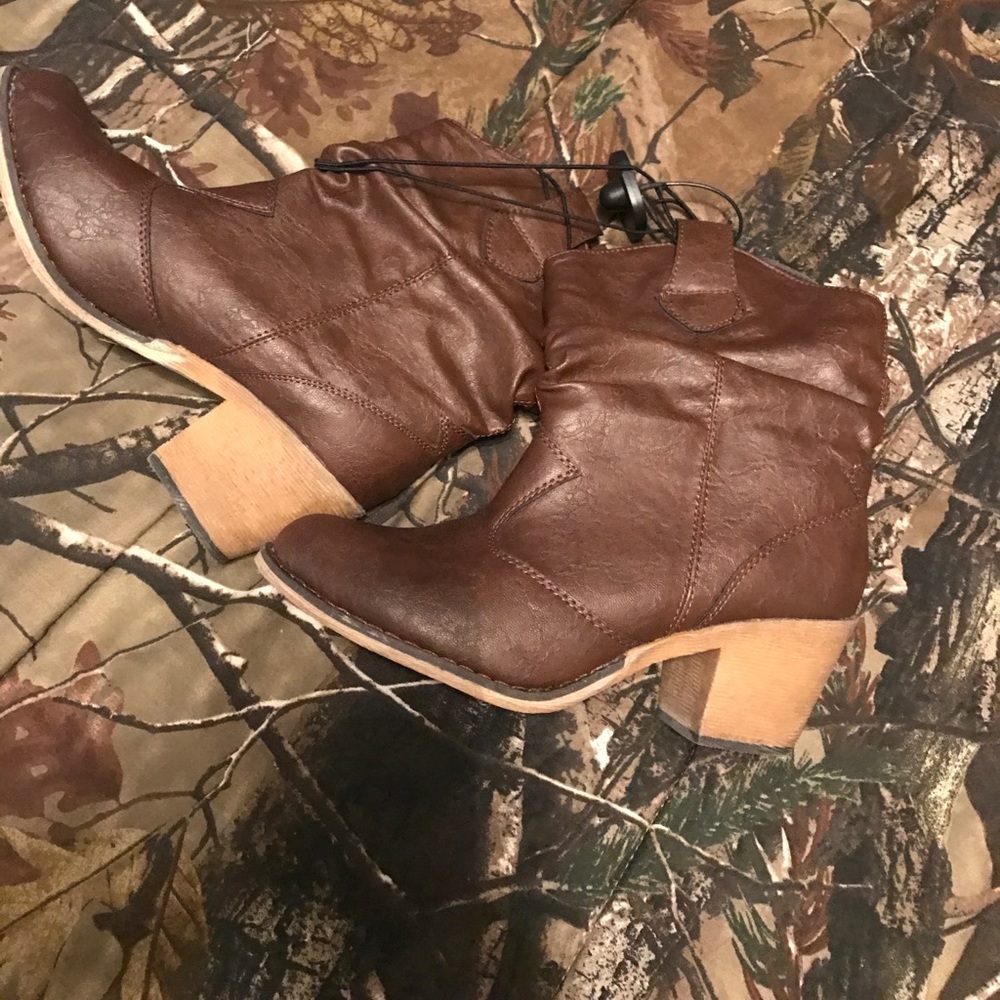 Ankle cowgirl booties