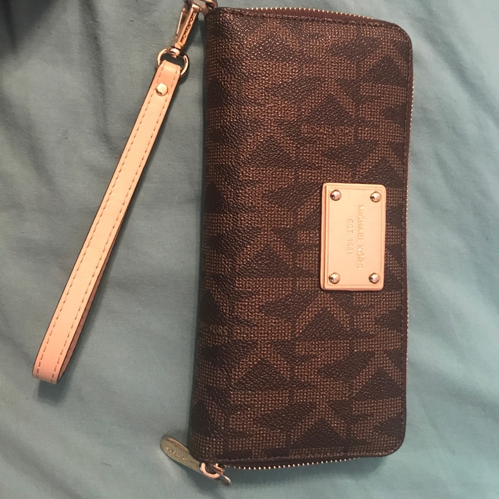 Micheal Kors Wristlet
