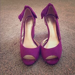 REPORT - FUCHSIA WEDGES/HEEL W/ BOW ACCENTS