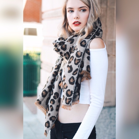 SALE!!! ANIMAL PRINT SCARF - Picture 3 of 4