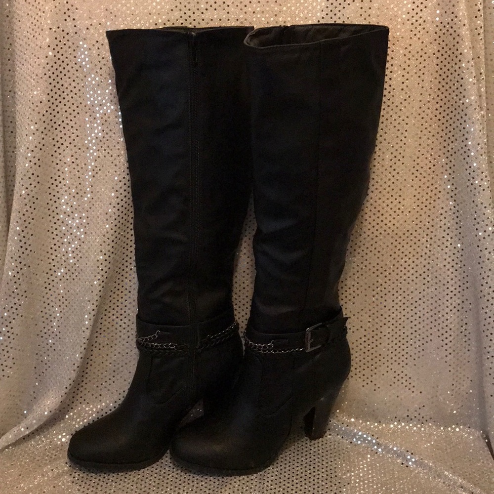Black heeled boots