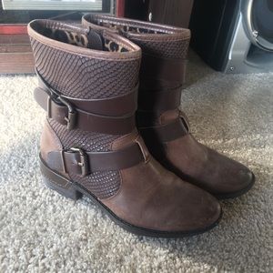 Söfft short leather boots with buckles